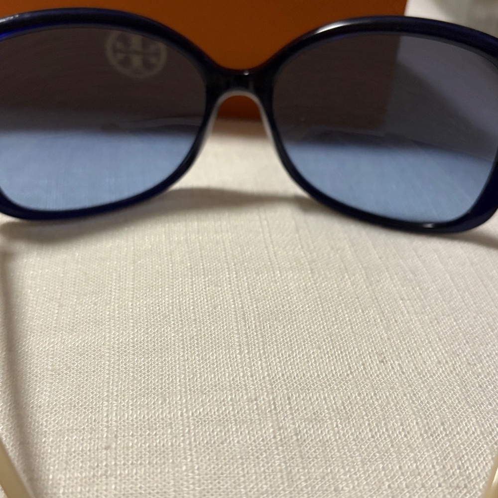 Tory Burch Navy Sunglasses with Bold Orange Case. Great condition, no scratches - Picture 7 of 11